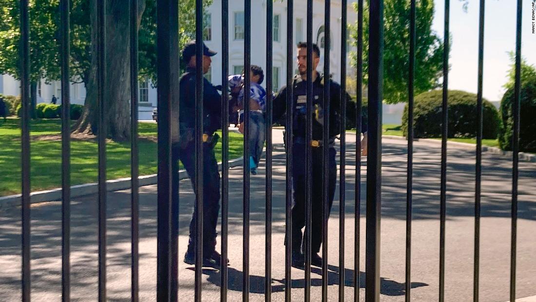 toddler-crawls-through-white-house-fence,-prompts-secret-service-response