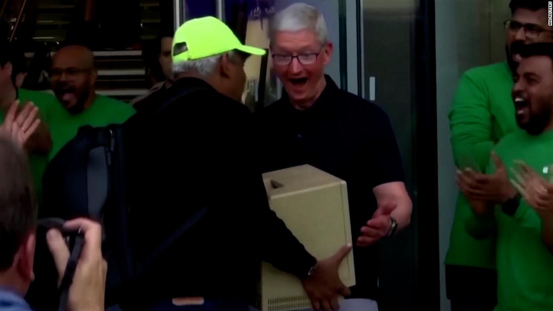 apple-ceo-was-presented-with-an-original-macintosh.-see-his-reaction